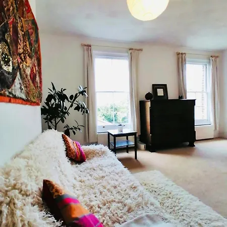Charming Victorian Flat With Free Parking *