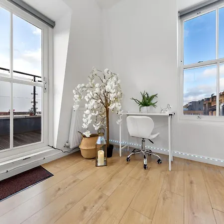 Chelsea Battersea & Private Rooftop Terrace Apartment