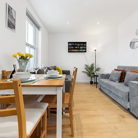 Chelsea Battersea & Private Rooftop Terrace Apartment *