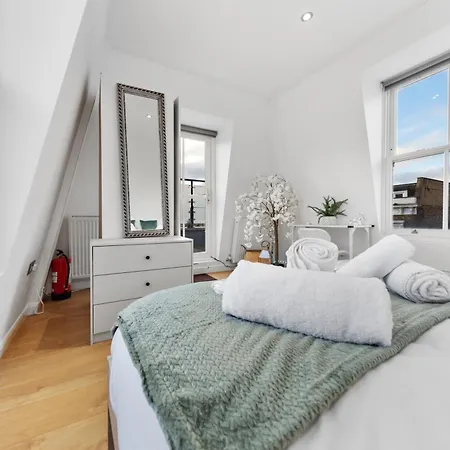 Chelsea Battersea & Private Rooftop Terrace Apartment London