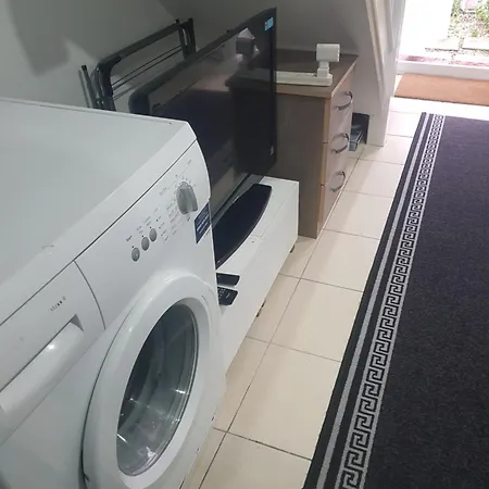 Cosy One Bedroom Flat In Apartment *