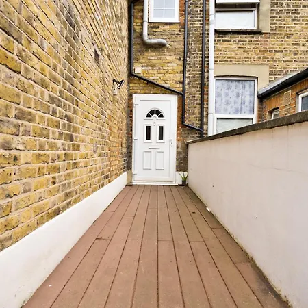 2 Bedroom 2 Bath Flat In Wandsworth * London