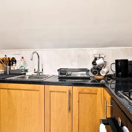 2 Bedroom 2 Bath Flat In Wandsworth * London