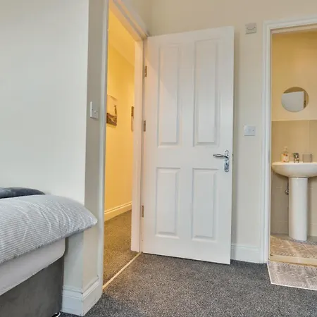 2 Bedroom 2 Bath Flat In Wandsworth Apartment London