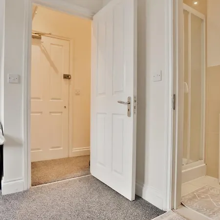2 Bedroom 2 Bath Flat In Wandsworth * London