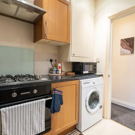 2 Bedroom 2 Bath Flat In Wandsworth Apartment