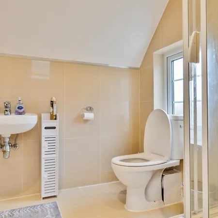 Apartment 2 Bedroom 2 Bath Flat In Wandsworth