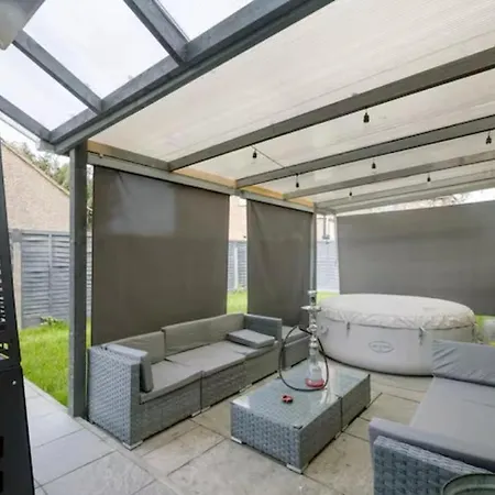 Modern House With Relaxing Hot Tub * Uxbridge