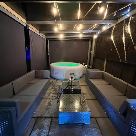 Modern House With Relaxing Hot Tub Apartment Uxbridge