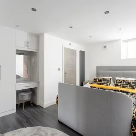 Modern House With Relaxing Hot Tub * Uxbridge