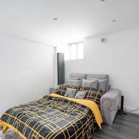 Modern House With Relaxing Hot Tub * Uxbridge