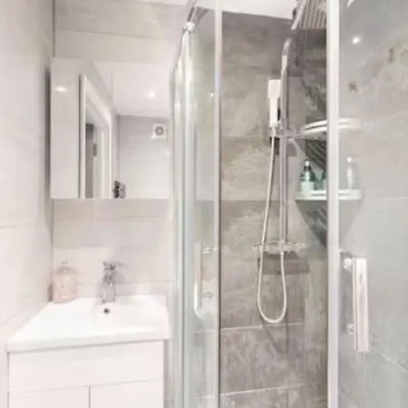 Modern House With Relaxing Hot Tub Apartment Uxbridge