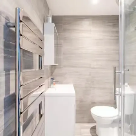 Modern House With Relaxing Hot Tub Uxbridge