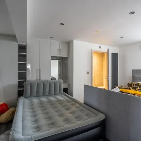 Modern House With Relaxing Hot Tub Uxbridge