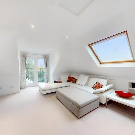 Holiday home Pass The Keys Charming House In Golders *