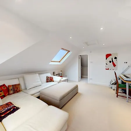 Holiday home Pass The Keys Charming House In Golders London