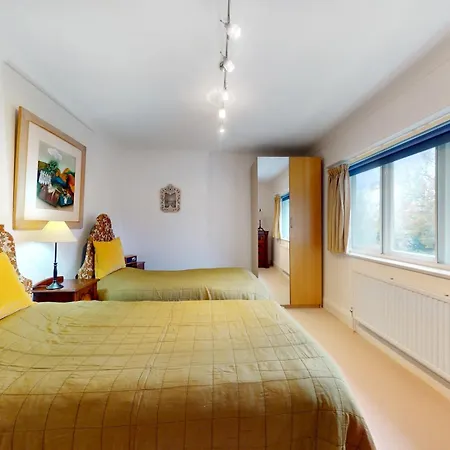 Pass The Keys Charming House In Golders Holiday home London