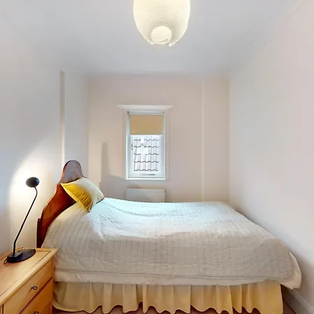 Holiday home Pass The Keys Charming House In Golders London