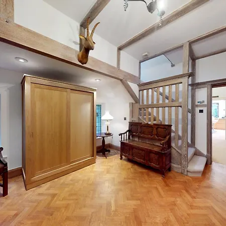 Holiday home Pass The Keys Charming House In Golders