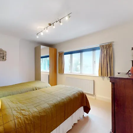 Holiday home Pass The Keys Charming House In Golders *