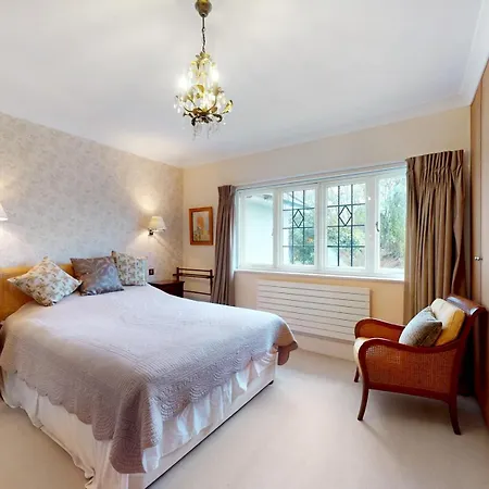 Holiday home Pass The Keys Charming House In Golders London