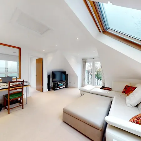 Holiday home Pass The Keys Charming House In Golders