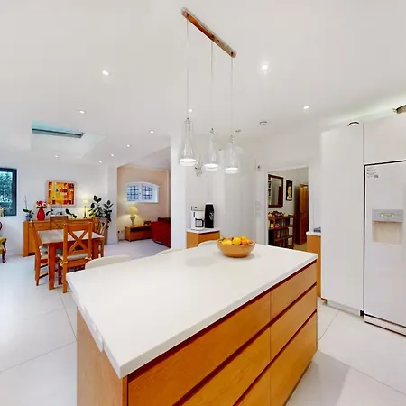 Pass The Keys Charming House In Golders Holiday home *