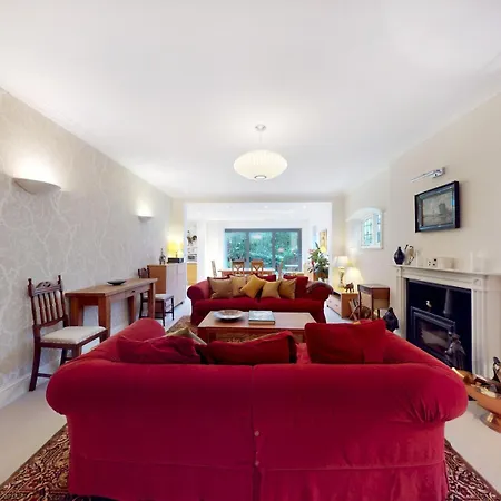 Holiday home Pass The Keys Charming House In Golders