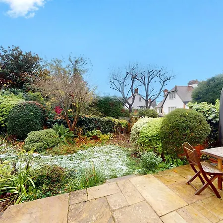 Pass The Keys Charming House In Golders Holiday home