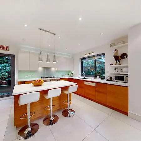 Holiday home Pass The Keys Charming House In Golders