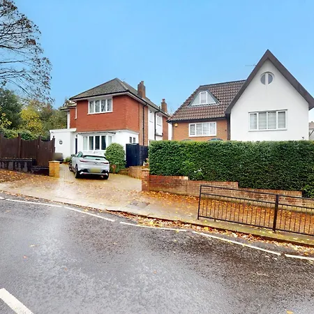 Pass The Keys Charming House In Golders Holiday home London