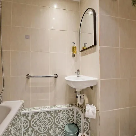 Imperial Queensborough Terrace Apartment *