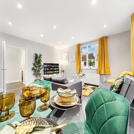 Immaculate 1-Bedroom London Flat-Sleeps 4 & Parking Available-Save 20 Percent On Long Stays! Instant Book! *