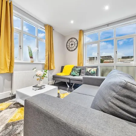 Immaculate 1-Bedroom London Flat-Sleeps 4 & Parking Available-Save 20 Percent On Long Stays! Instant Book!