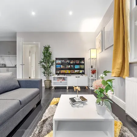 Immaculate 1-Bedroom London Flat-Sleeps 4 & Parking Available-Save 20 Percent On Long Stays! Instant Book! Apartment