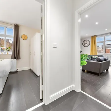 Immaculate 1-Bedroom London Flat-Sleeps 4 & Parking Available-Save 20 Percent On Long Stays! Instant Book! Apartment
