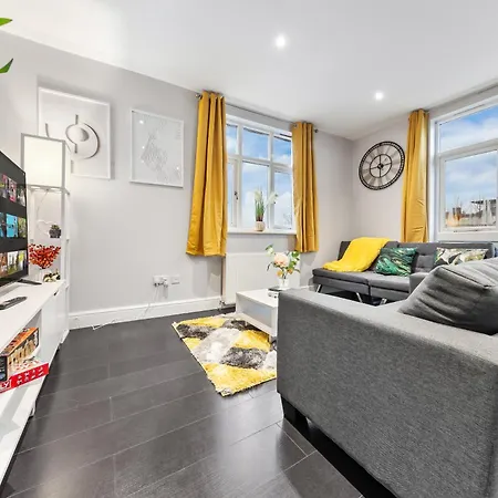 Immaculate 1-Bedroom London Flat-Sleeps 4 & Parking Available-Save 20 Percent On Long Stays! Instant Book! Apartment Barnet