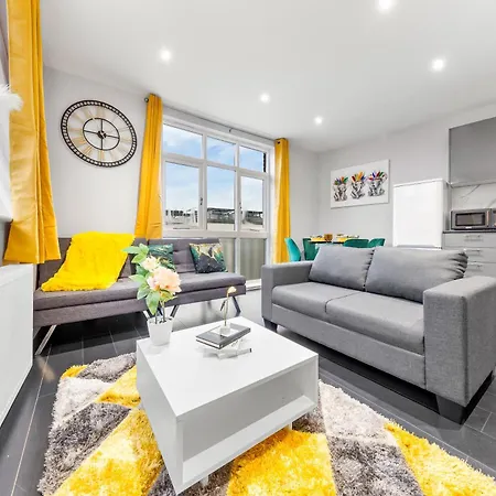 Immaculate 1-Bedroom London Flat-Sleeps 4 & Parking Available-Save 20 Percent On Long Stays! Instant Book! Apartment *