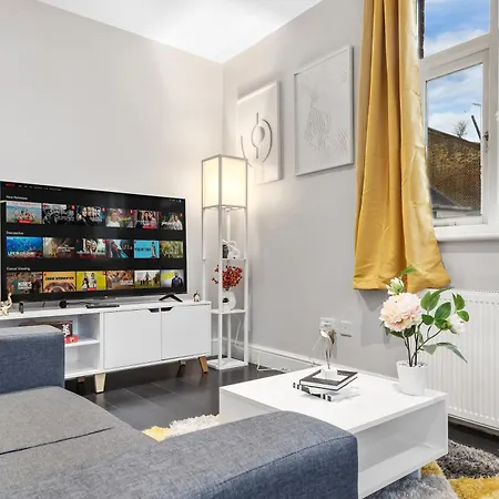 Immaculate 1-Bedroom London Flat-Sleeps 4 & Parking Available-Save 20 Percent On Long Stays! Instant Book! *