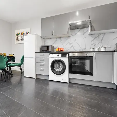 Immaculate 1-Bedroom London Flat-Sleeps 4 & Parking Available-Save 20 Percent On Long Stays! Instant Book! Apartment *