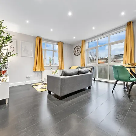 Apartment Immaculate 1-Bedroom London Flat-Sleeps 4 & Parking Available-Save 20 Percent On Long Stays! Instant Book! *