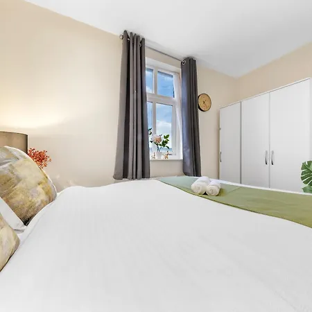 Immaculate 1-Bedroom London Flat-Sleeps 4 & Parking Available-Save 20 Percent On Long Stays! Instant Book! * Barnet