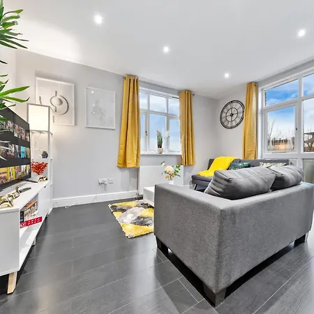 Immaculate 1-Bedroom London Flat-Sleeps 4 & Parking Available-Save 20 Percent On Long Stays! Instant Book! *