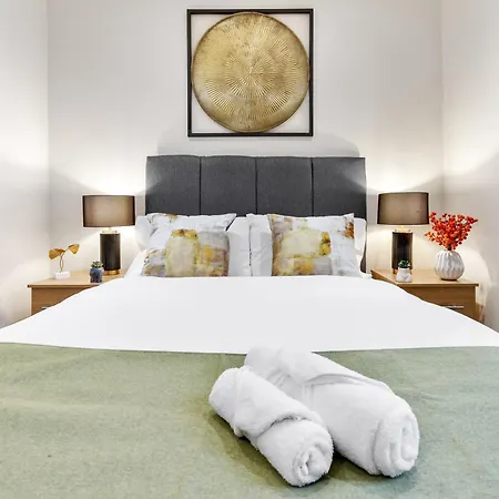 Immaculate 1-Bedroom London Flat-Sleeps 4 & Parking Available-Save 20 Percent On Long Stays! Instant Book! Apartment Barnet