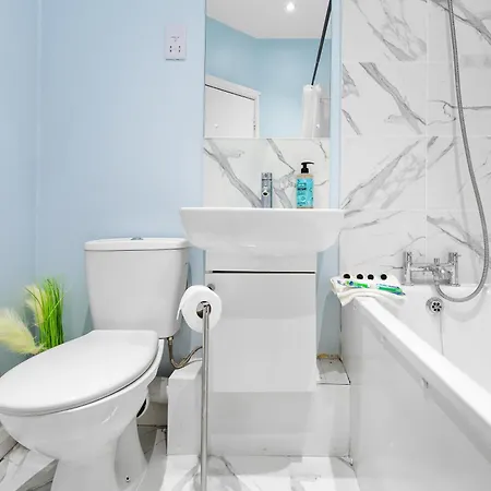Immaculate 1-Bedroom London Flat-Sleeps 4 & Parking Available-Save 20 Percent On Long Stays! Instant Book! Apartment *