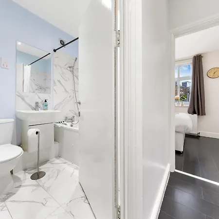 Immaculate 1-Bedroom London Flat-Sleeps 4 & Parking Available-Save 20 Percent On Long Stays! Instant Book!