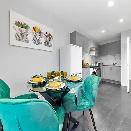 Apartment Immaculate 1-Bedroom London Flat-Sleeps 4 & Parking Available-Save 20 Percent On Long Stays! Instant Book! Barnet