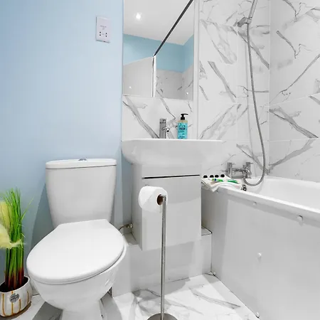 Apartment Immaculate 1-Bedroom London Flat-Sleeps 4 & Parking Available-Save 20 Percent On Long Stays! Instant Book! Barnet