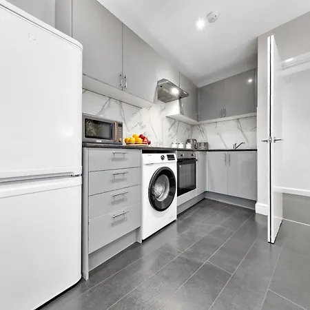 Immaculate 1-Bedroom London Flat-Sleeps 4 & Parking Available-Save 20 Percent On Long Stays! Instant Book! Barnet