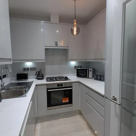 Family Friendly Fully Refurbished 3 Bedroom, 3 Bathroom In Apartment London